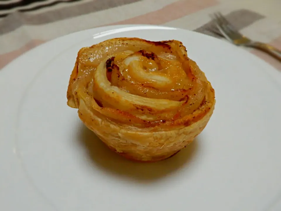 Snapdishの料理写真:rose tarte au poir et chocolat blanc|mickamisaさん