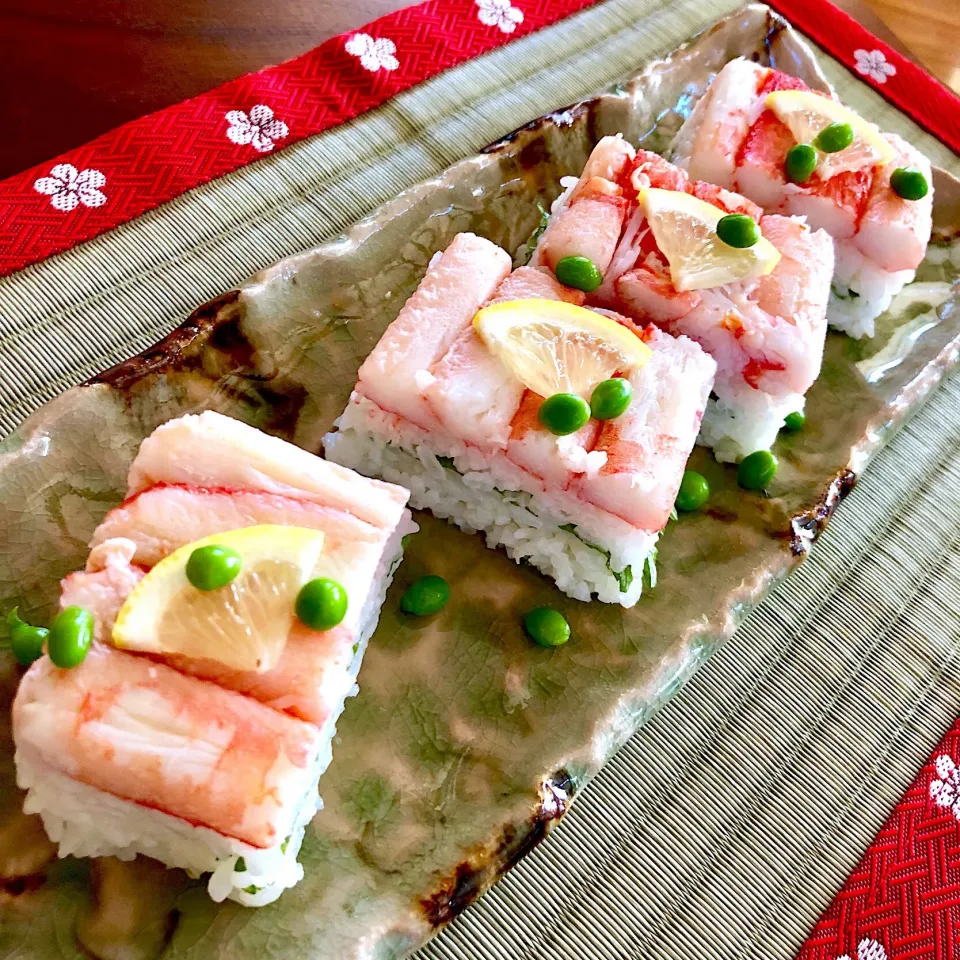 レモン飯で蟹の押し寿司🦀
レモンと蟹の相性バッチリ🍋|おりぃさん