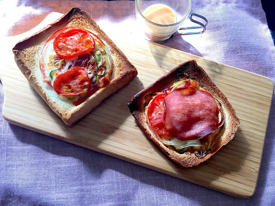 美味しいパン屋さんで貰ったパン耳と自宅の残り物🍅＋🍞＝🍕だけで、めちゃウマなパンピザ出来た😋|yumyum😋さん