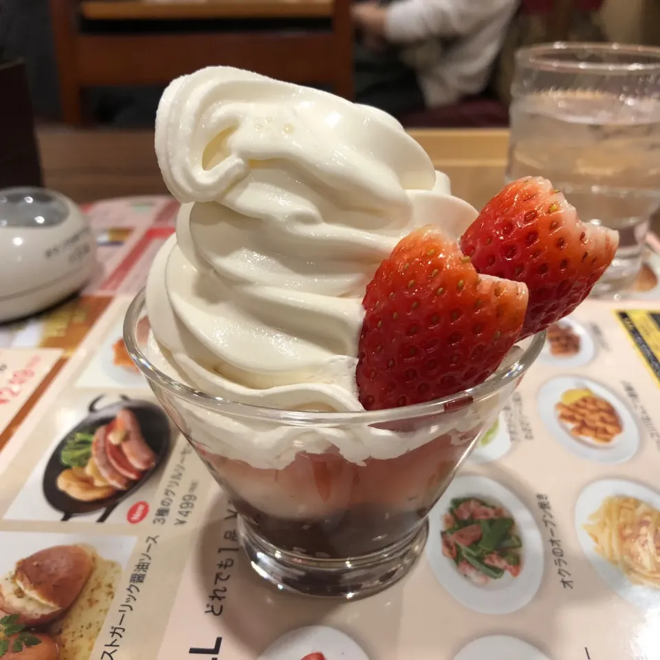 別のお店で美味しいコーヒーが
飲みたかったけどトラブルがあって
予定外のジョナサンで時間調整。

いちごと十勝あずきのミニソフト！

#墨田区 #両国 #ジョナサン #いちごと十勝あずきのミニソフト|ddr3rdmixさん