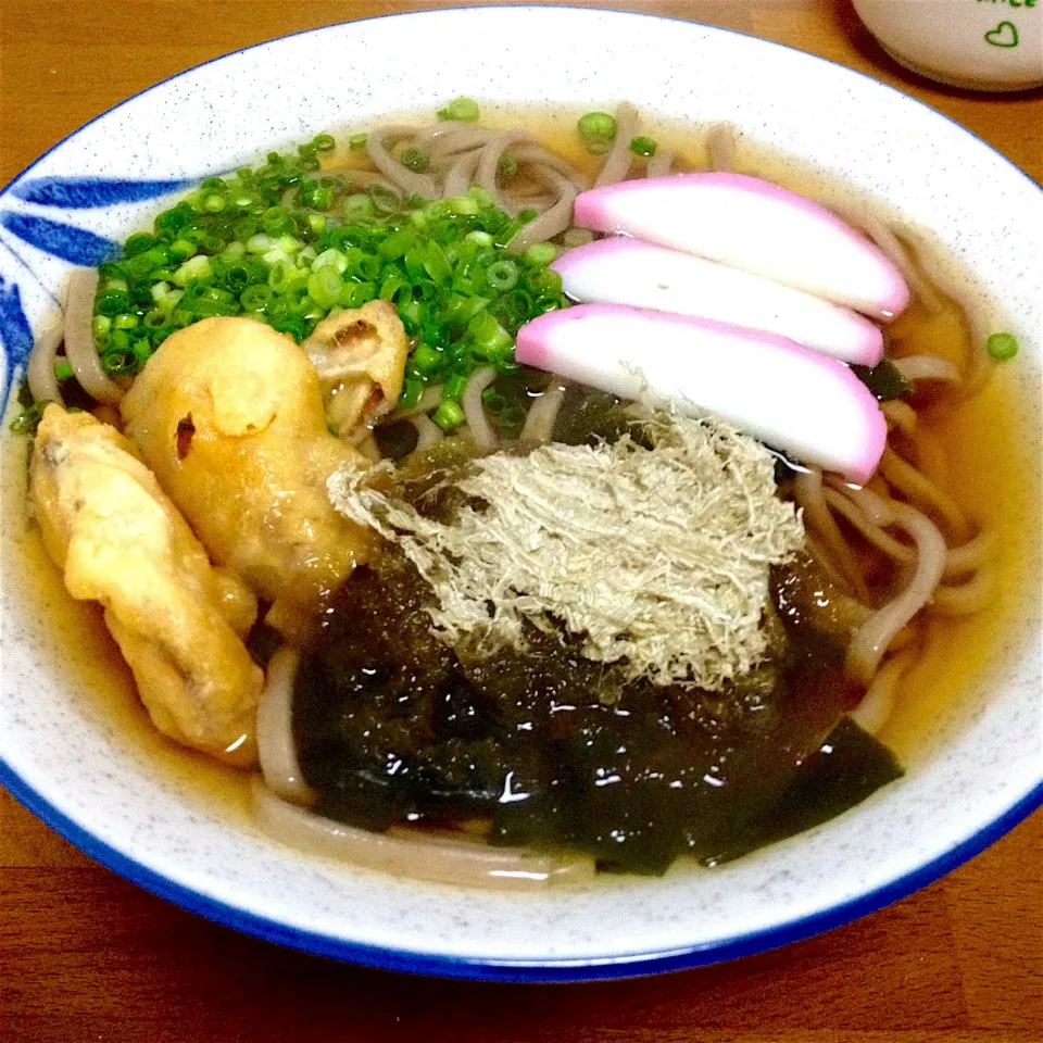 年明け蕎麦🌸蒲鉾、ごぼう天、わかめ、とろろ昆布、刻みネギでね〜🤗|まいりさん