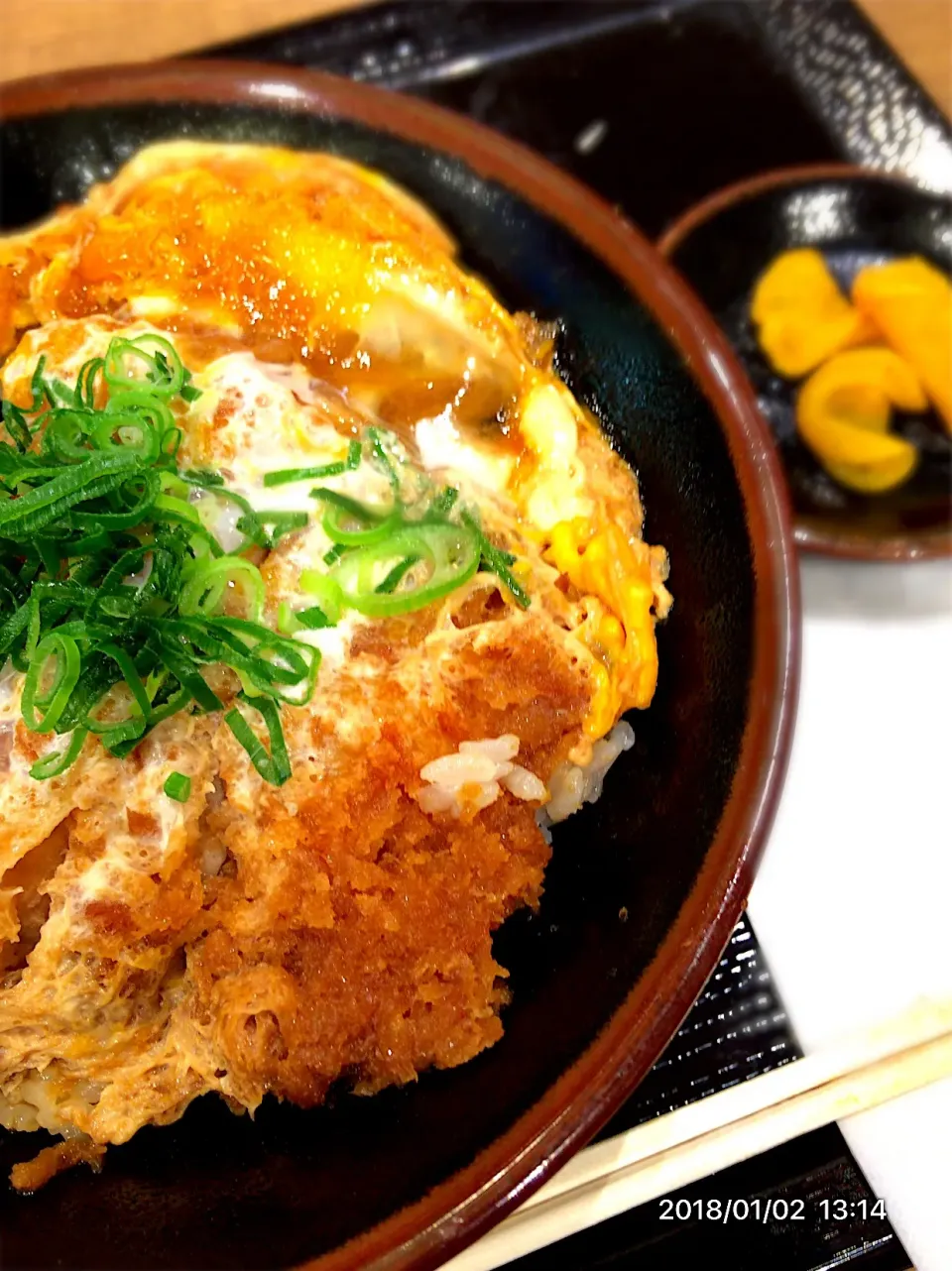 外出先でカツ丼\(°°\”)|翡翠さん