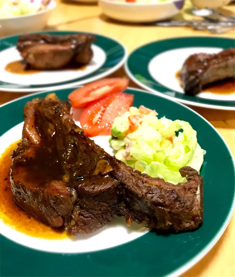 ほろほろ肉のスペアリブ赤ワイン煮🍖😋 #簡単 #美味い  #赤ワインソース絶品|川村大作さん