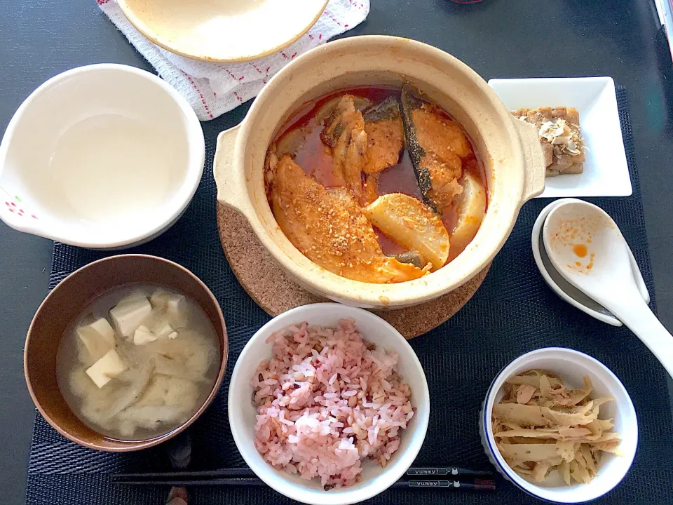 韓国風ブリ大根
ごぼうとツナのサラダ
ごぼうの漬物
ごぼうと豆腐の味噌汁
雑穀ごはん|yumyum😋さん