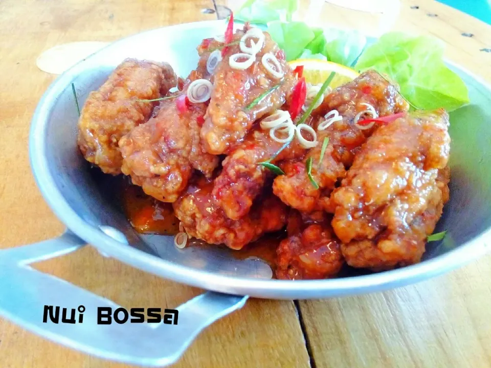 "Fried Chicken mix Tom-Yum Sauce"|nuibossa fb.Nui Bossaさん