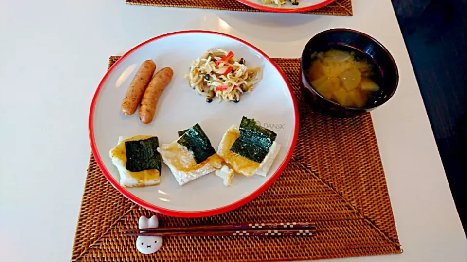 Snapdishの料理写真:今日の昼食 焼き餅、切り干し大根の炒め物、椎茸のソーセージ、大根の味噌汁|pinknari🐰🌈さん