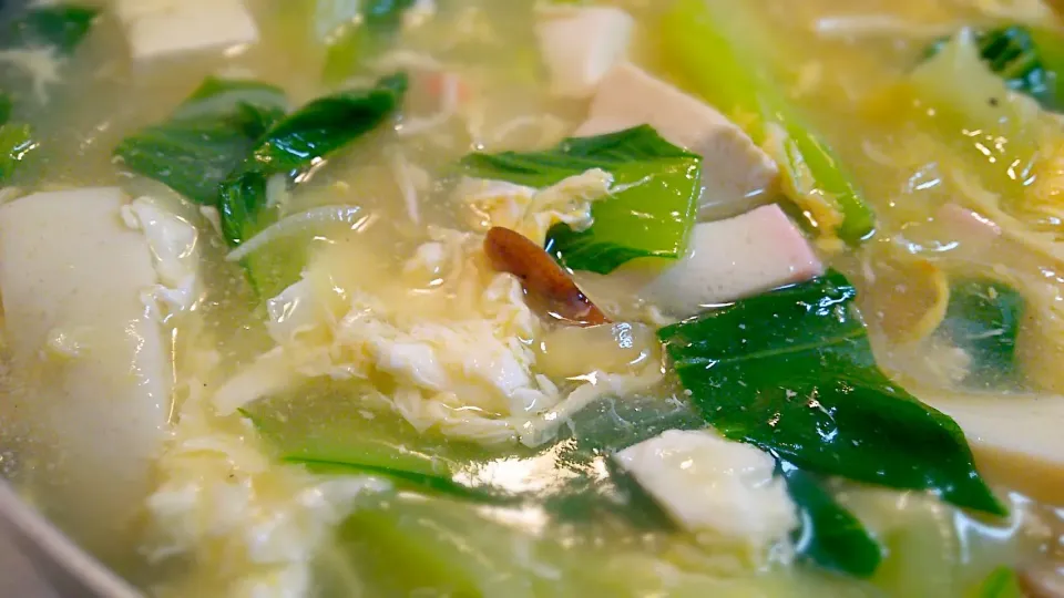 冷蔵庫の正月食材で。
タラバの足をたっぷりいれた豆腐チンゲン菜、蒲鉾の玉子餡掛けスープ|Naomi Furuyaさん