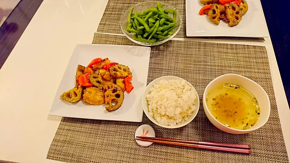 今日の夕食 鶏むね肉とれんこんの甘辛炒め、麦ご飯、きのこのスープ、枝豆|pinknari🐰🌈さん