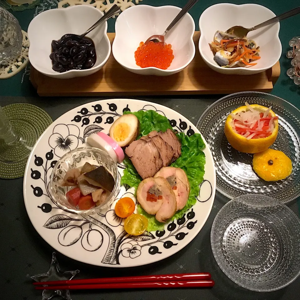 我が家流おせち
 #おせち料理2018  #パーティー料理  #紅茶煮豚  #八幡巻き  #紅白なます  #黒豆  #筑前煮|Mamiko Nakayamaさん