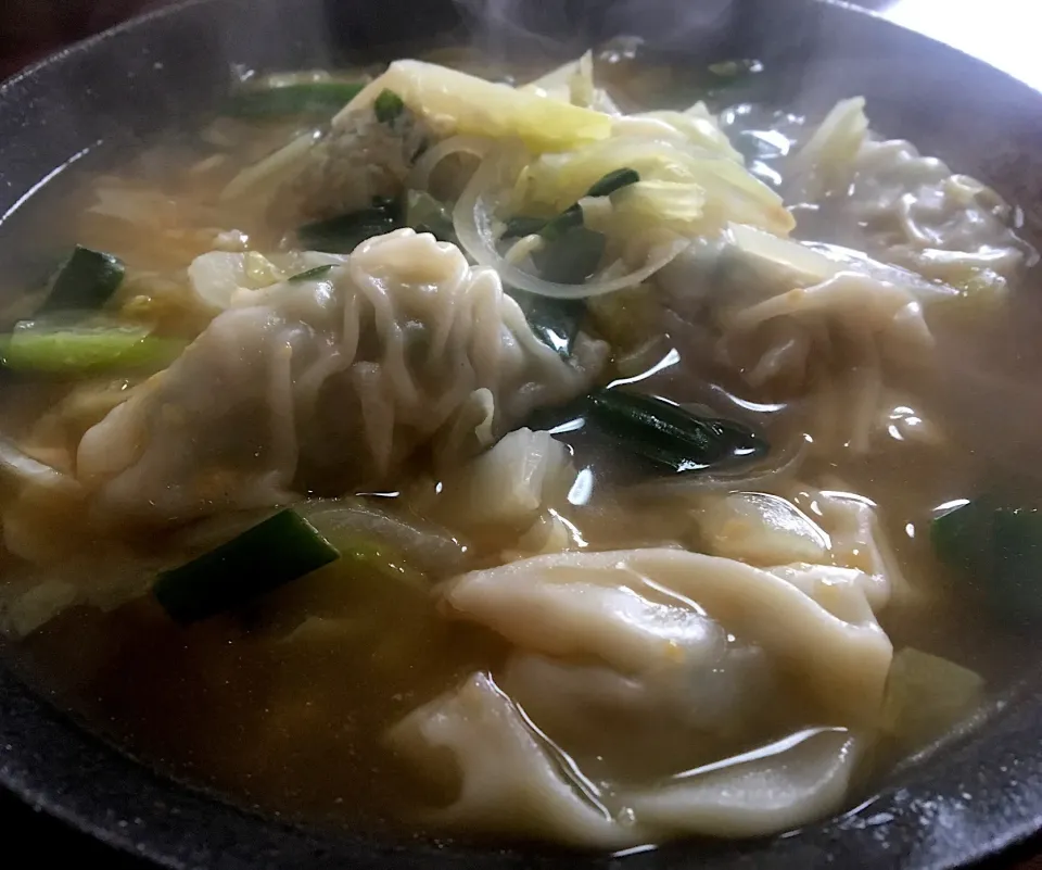 昼ごはん 昨日の餃子ワンタン麺|ぽんたさん