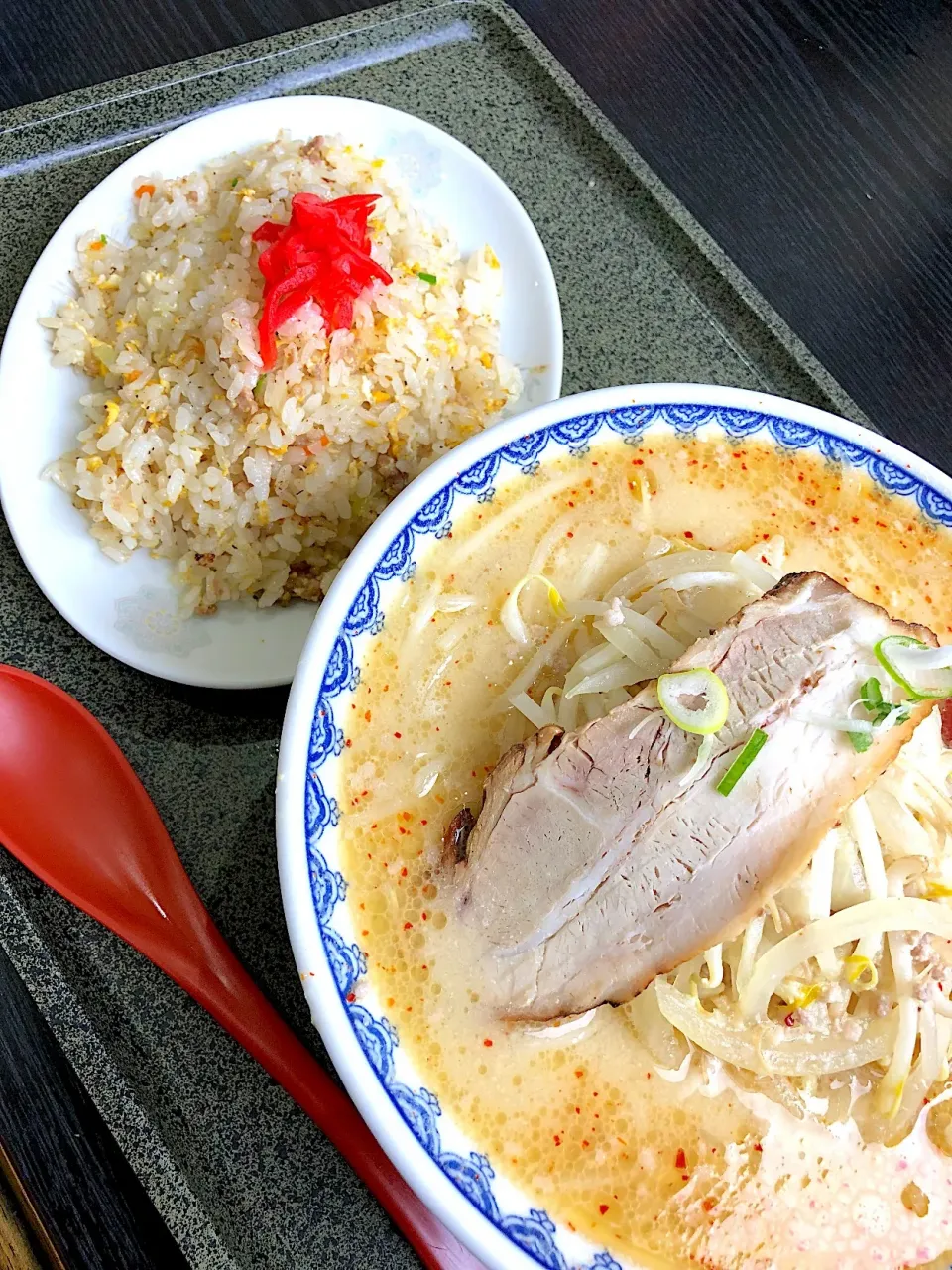 ニンニクたっぷり💦
名物、みそラーメン。|まんまるさん