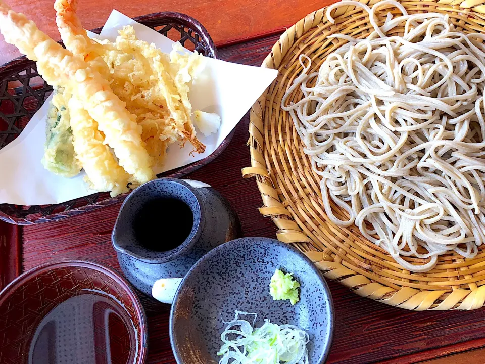 定番、海老野菜天ざるそば。|まんまるさん