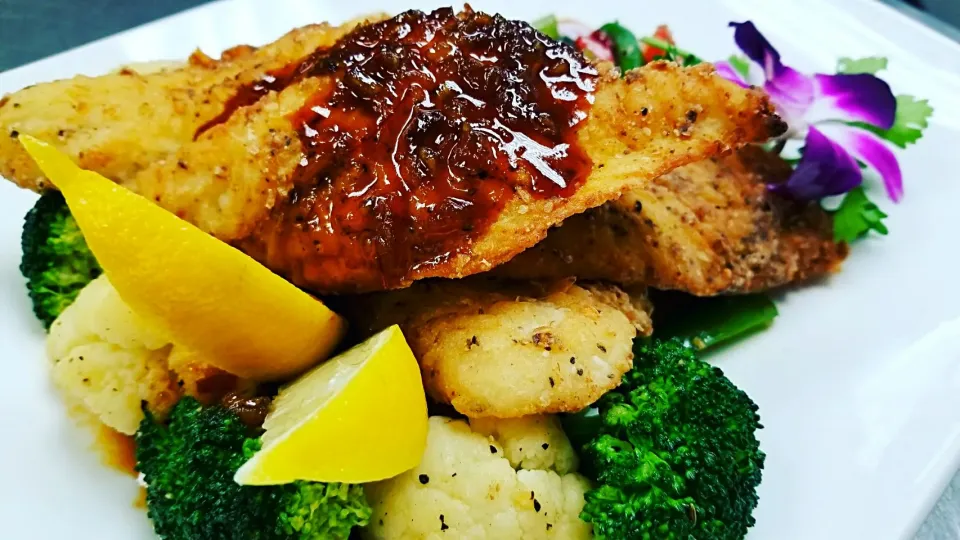 CRISPY FLOUNDER
Flounder fillet 14oz w/ Special XO Sauce served sauteed house  veggie Medley|SONN'Sさん