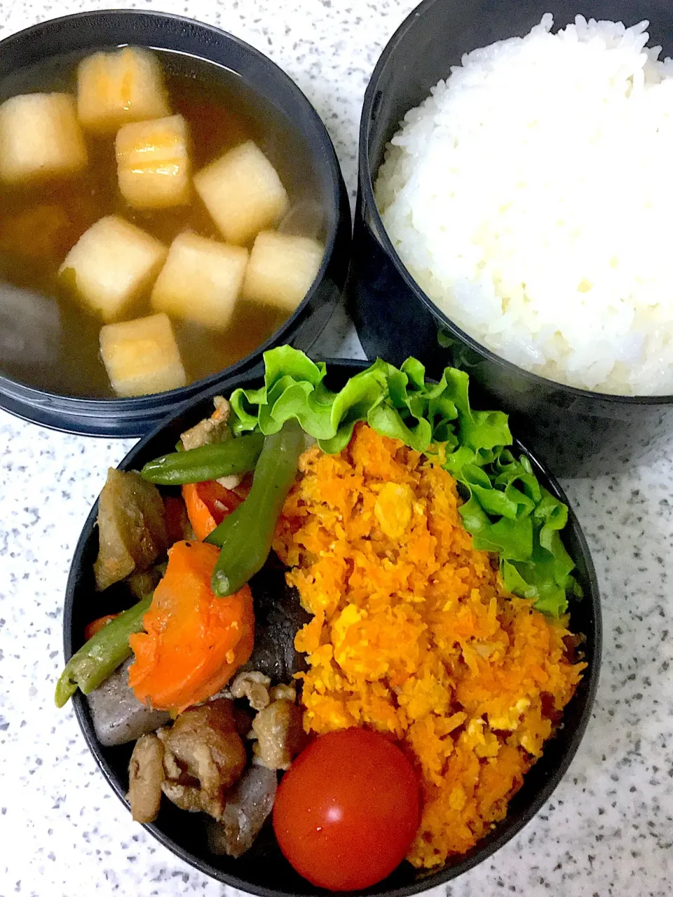 夫お弁当🍱
今年初！！
 #筑前煮  #にんじんしりしり〜♬|かねしろ食堂さん