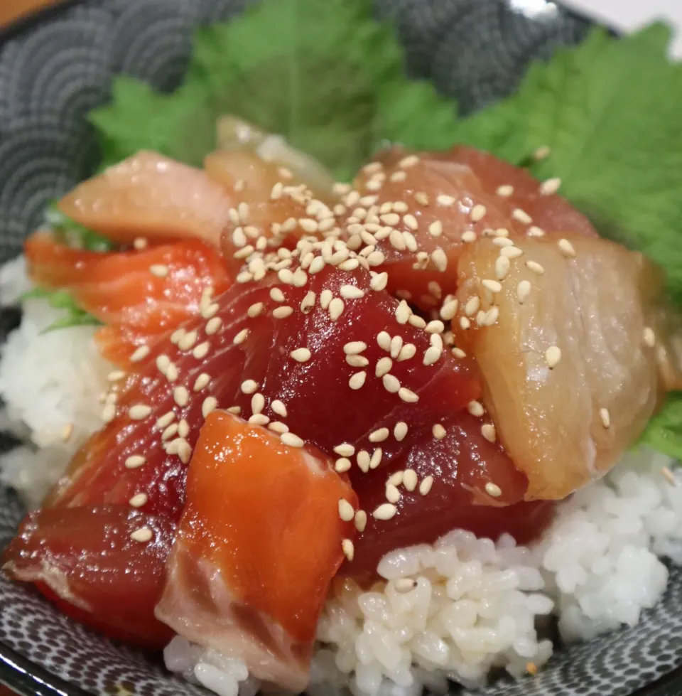 お刺身の切れ端がめっちゃ安く売ってたので、漬け丼😋👍|なかじー。さん