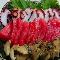 Snapdishの料理写真:塩釜魚市場で正月用に購入
本マグロは美味しい～(*˘︶˘*).｡.:*♡|Nanami Izumiさん