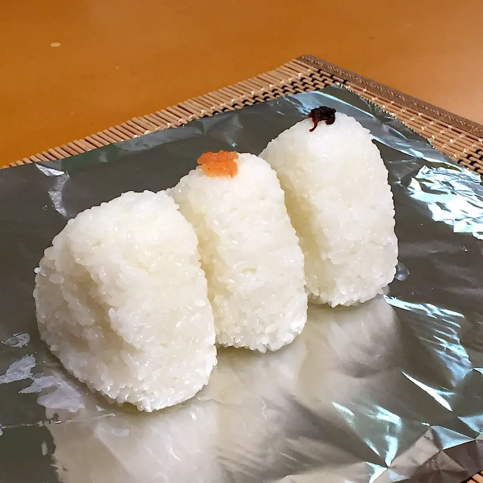 Snapdishの料理写真:今日のお弁当!  (^-^)
塩、明太子、梅干しのおにぎり!|Kei Satoさん