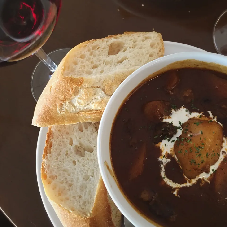 ワイン屋さんのビーフスチューʕ-̼͡-ʔ🍷↑1杯目ぽく見せかけて、お店のご厚意もあり実は3杯目😂|七海さん