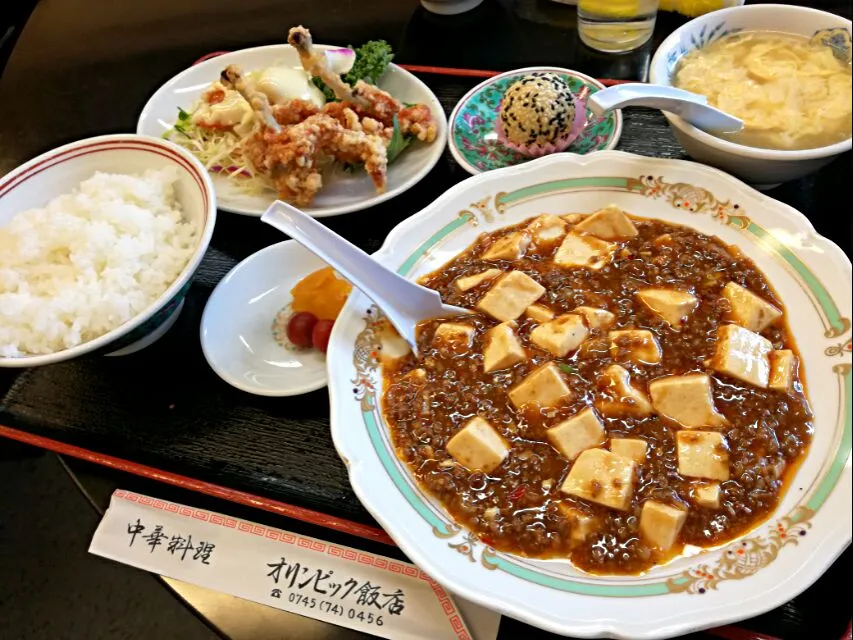 斑鳩　オリンピック飯店
麻婆豆腐セット
麻婆豆腐、鶏から、エビマヨ、ふわふわ卵スープ、胡麻団子🍡|korinoさん