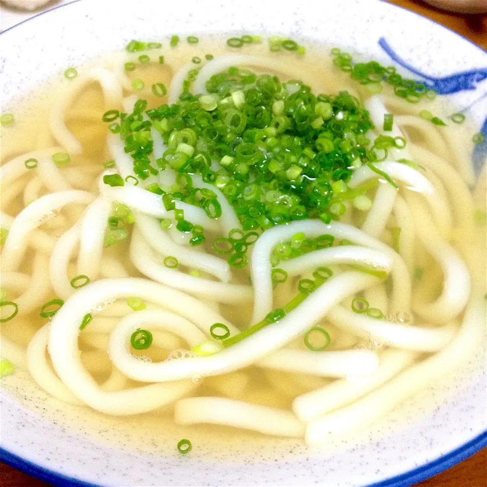 蛤の出汁で✨素うどん〜めっちゃ良い出汁出て 旨旨〜🤗❣|まいりさん