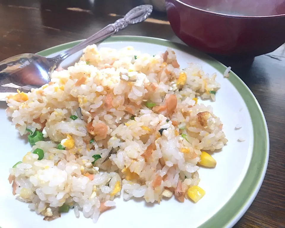 昼ごはん☀️✨
鮭炒飯  
ワカメと干し椎茸のスープ
#炒飯#スープ|ぽんたさん