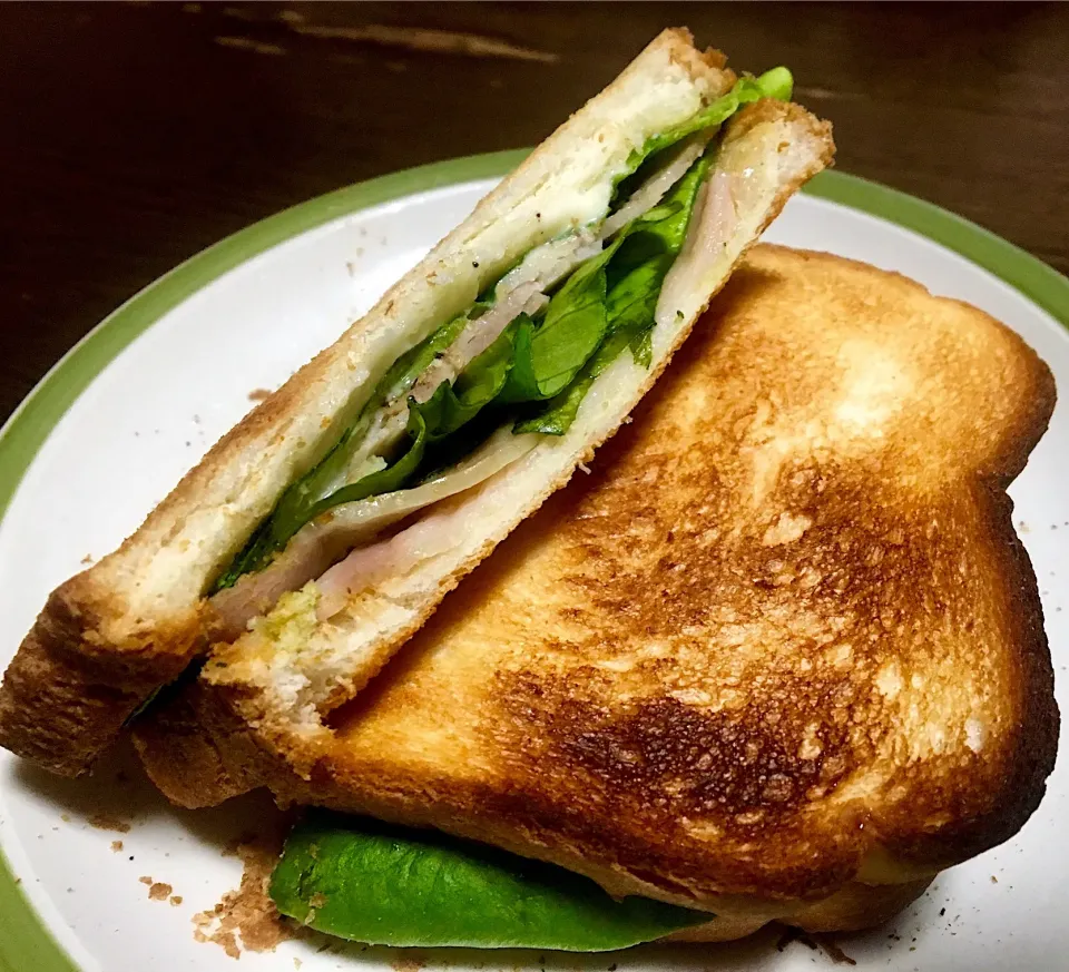 Snapdishの料理写真:朝ごはん☀️✨
ベーコン🥓とサラダ菜のスパイシーホットサンド
ソイラテ☕️
 #ホットサンド #ソイラテ|ぽんたさん