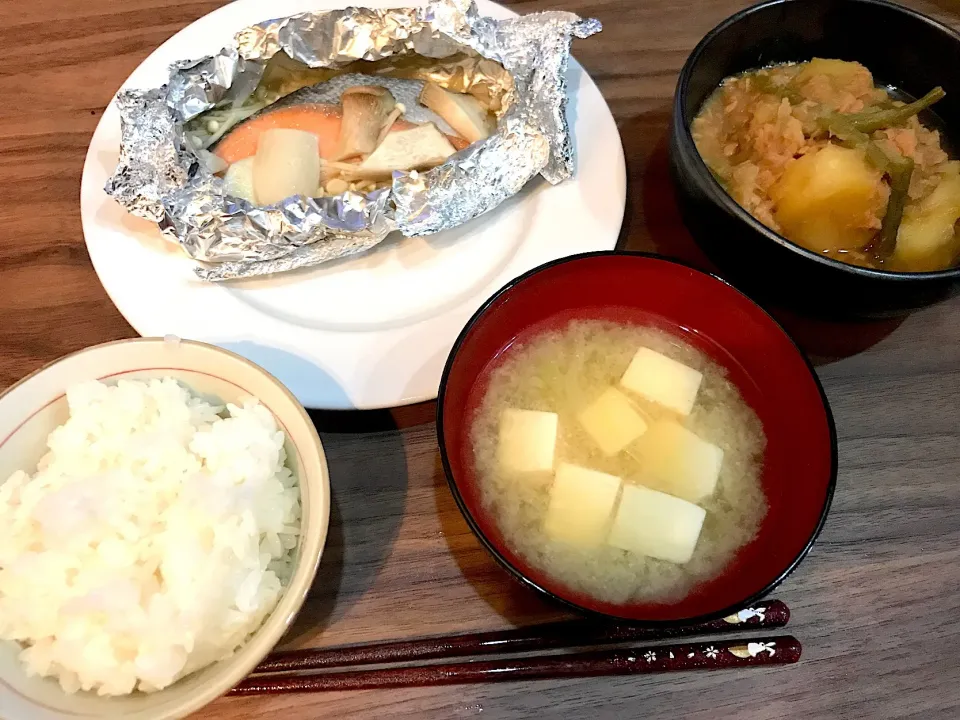 Snapdishの料理写真:#鮭のホイル焼き#豆腐とネギの味噌汁#ツナじゃが|gohankirokuさん