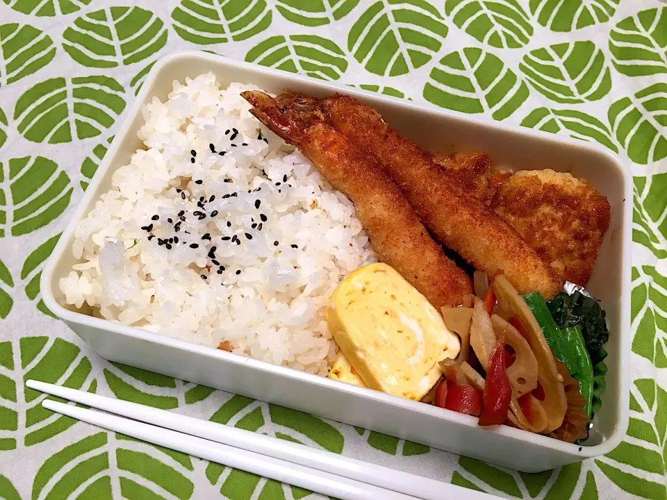 エビフライとチキンカツのお弁当。|Chiharuさん