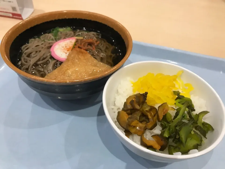 Snapdishの料理写真:今日の昼餉も毎度毎度の某有名家電メーカーのバイキング漬物丼＋箸で全てが持ち上がる蕎麦…しかも蕎麦の上がが乾いて茶色い上にぬる目のダシ。今日の滋賀は寒いっちゅうに❄️|にゃあ（芸名）さん