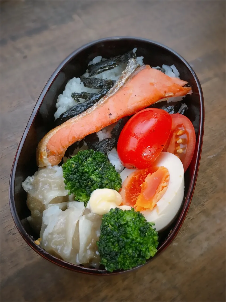 今日のお弁当
・疲れた胃にシャケ弁
・シュウマイ
・味玉|akiさん