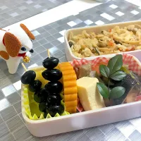 仕事はじめはおせちの残りをつめつめ弁当🍱✨ たきこみごはんは筑前煮の残った食材で❤︎|くちこさん