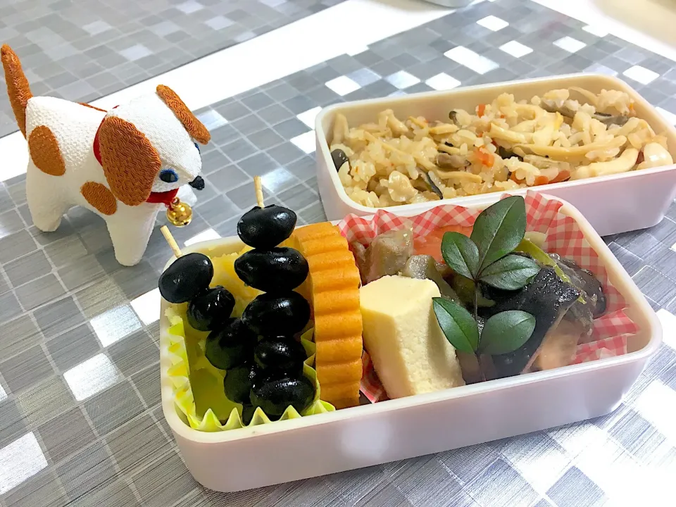 仕事はじめはおせちの残りをつめつめ弁当🍱✨ たきこみごはんは筑前煮の残った食材で❤︎|くちこさん