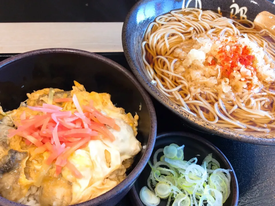 お蕎麦と牡蠣天玉子とじ丼😋|アライさんさん