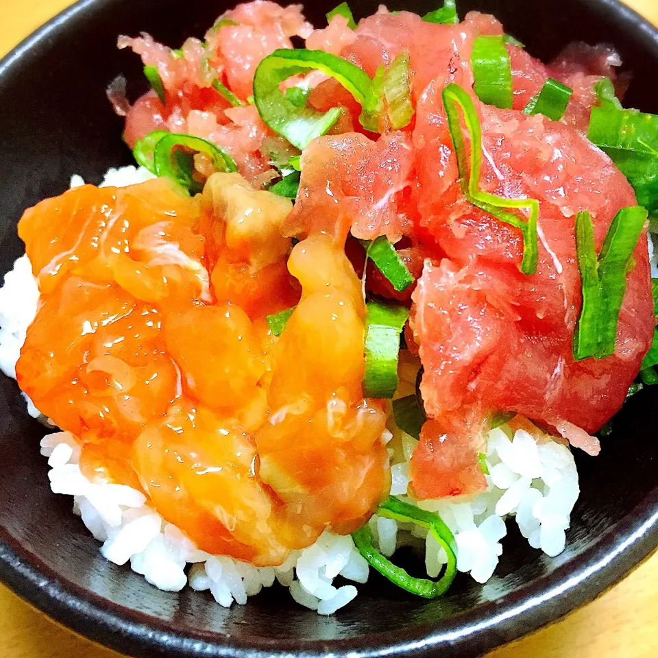 Snapdishの料理写真:マグロとサーモンルイベ漬けのっけ丼|アッツさん