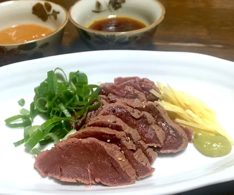 晩ごはん🌙✨
馬肉のタタキ  特製ポン酢&にんにく味噌ダレ
#馬肉のタタキ|ぽんたさん