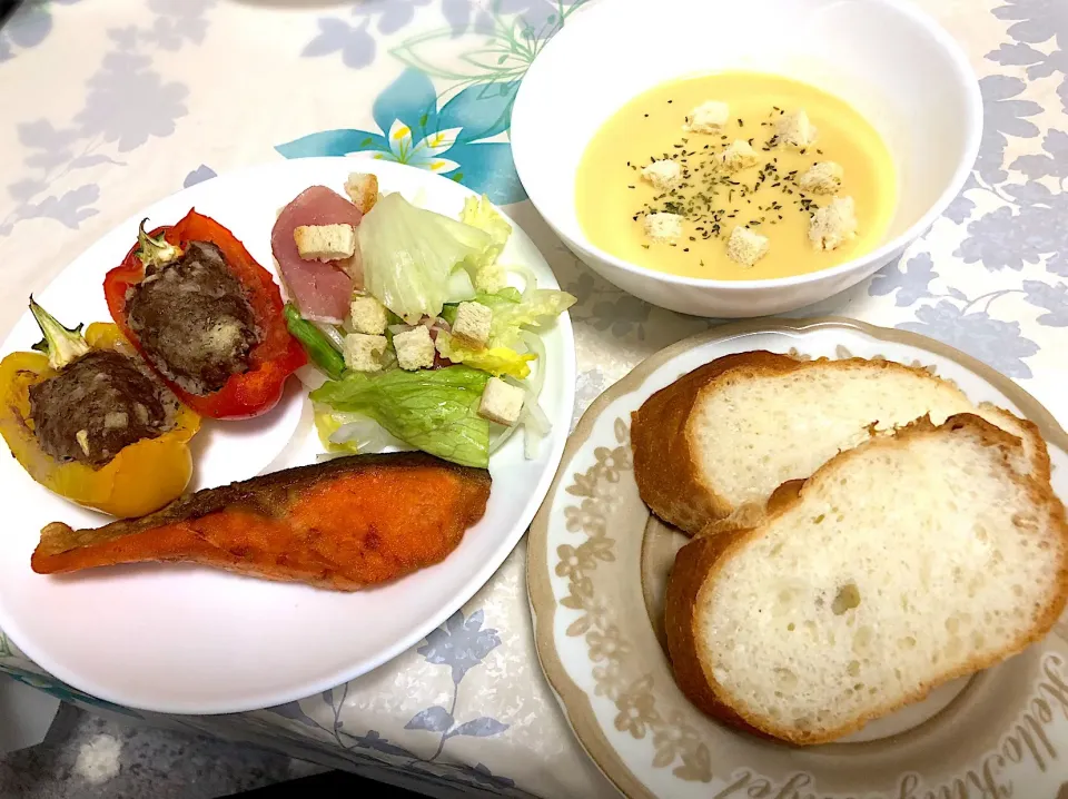 今日の晩ご飯
バゲット
生ハムのマリネ
パプリカの肉詰め
鮭のムニエル
コーンスープ|シェイラさん