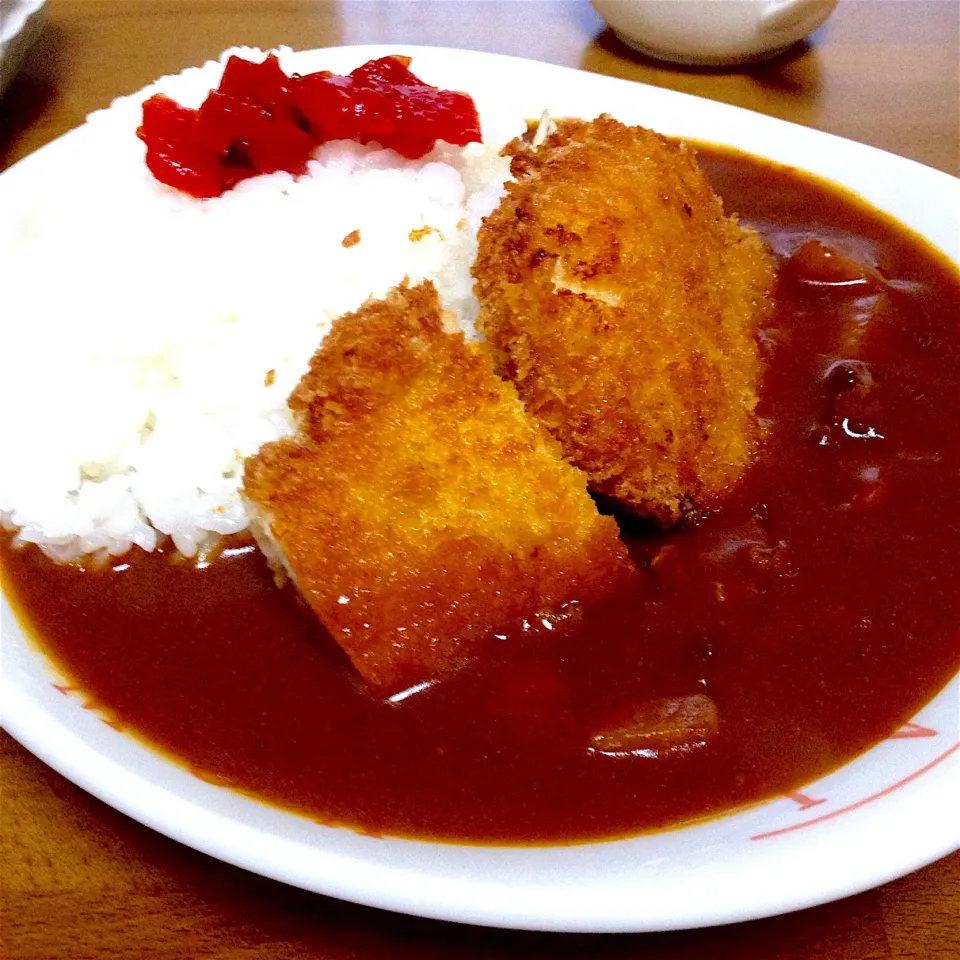 チキンカツからの〜🎵デミグラスソースカレー🍛🍴✨梅干しじゃないよ〜福神漬けだよ🤗💕|まいりさん