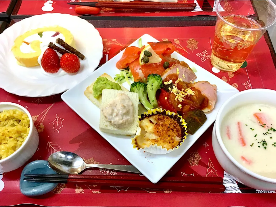 Snapdishの料理写真:高齢者向け クリスマスディナー🎄  #クリスマス  #クリスマスディナー  #オードブル  #アペタイザー  #カレーピラフ  #クリームシチュー  #高齢者食  #クリスマスケーキ #snapdish|sakumaさん