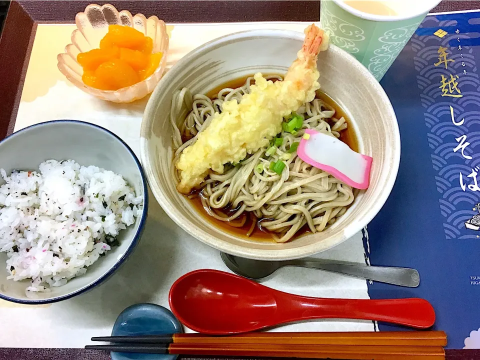 高齢者向け 年越し手打ち蕎麦ランチ🥢  #高齢者食  #年越し蕎麦 #海老天ぷら #手打ち蕎麦  #混ぜ込みご飯 #snapdish|sakumaさん