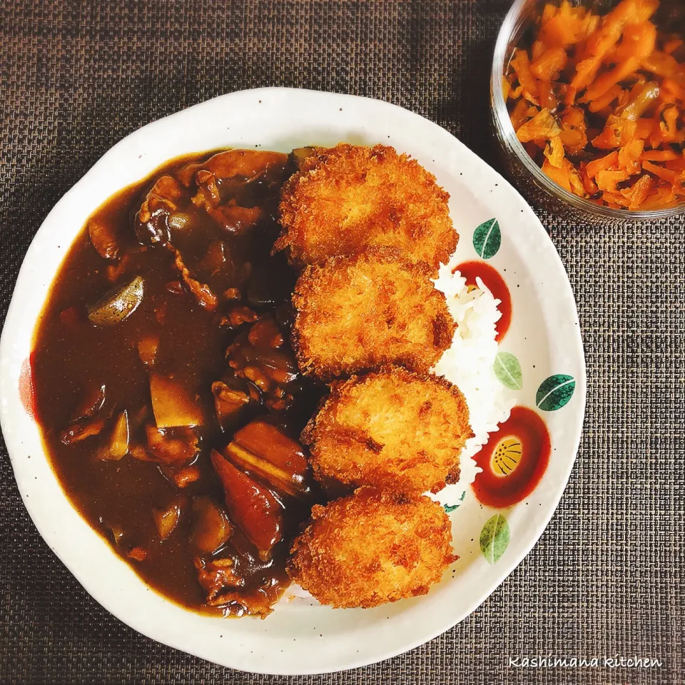 Snapdishの料理写真:お節のリメイク‹‹\(´ω` )/››
残った筑前煮でカレー🍛🥄
チーズチキンカツ付き❤️
双子の娘がプレゼントしてくれたお皿を初めて使いました😚|Kashimanakitchenさん