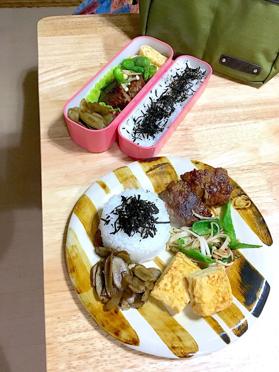 2018年初お弁当&旦那さんプレート( ´͈ ᗨ `͈ )◞♡⃛

煮込みハンバーグ
ピーマンとエノキのバターソテー
自家製の甘酒入り〜卵焼き
きんぴらゴボウ
しそひじきご飯|さくたえさん