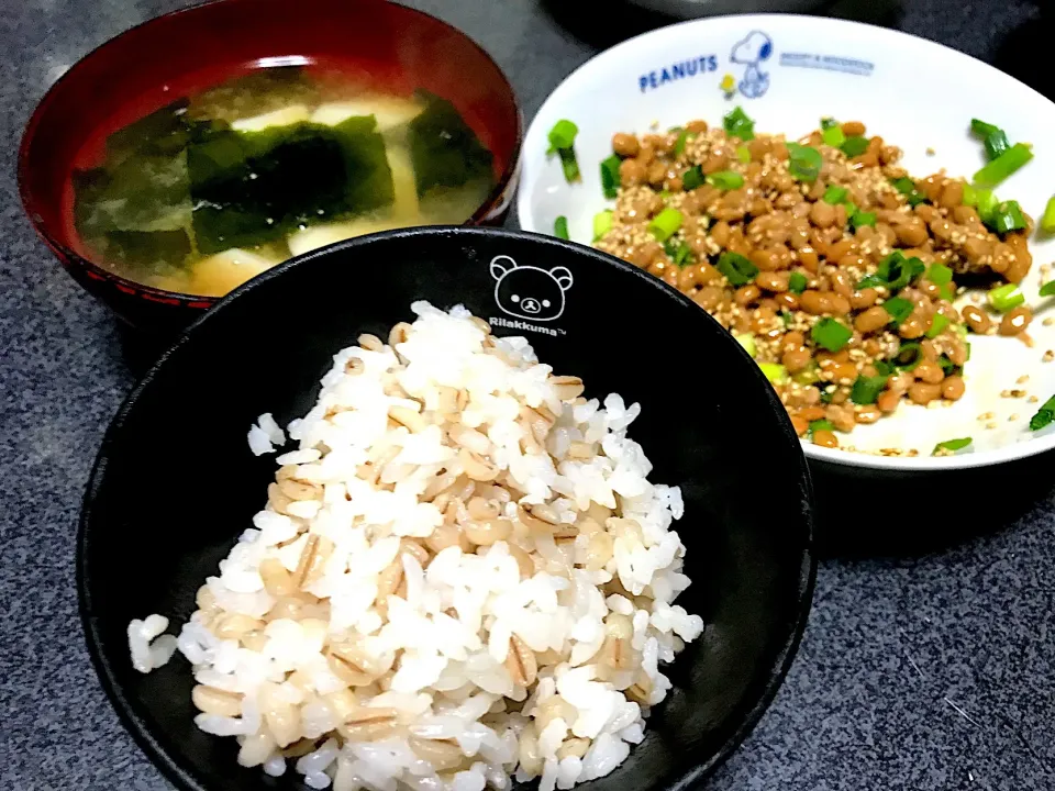 Snapdishの料理写真:もち麦飯、胡麻胡麻油万能ネギ納豆、里芋わかめ味噌汁|ms903さん