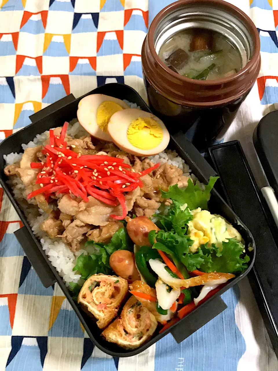 Snapdishの料理写真:旦那ちゃん弁当🎶
豚丼
煮玉子
明太マヨくるりん
ウイン
ピーマン人参ちくわナムル
ポテサラ
なすのお味噌汁|BooBooさん