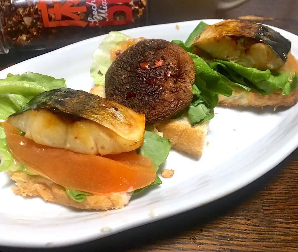 朝ごはん☀️🍴 オープンサンド
塩鯖と焼きトマト🍅 マヨネーズ
焼き椎茸と焼きトマト 麻辣ペッパー
 #オープンサンド #麻辣ペッパー|ぽんたさん