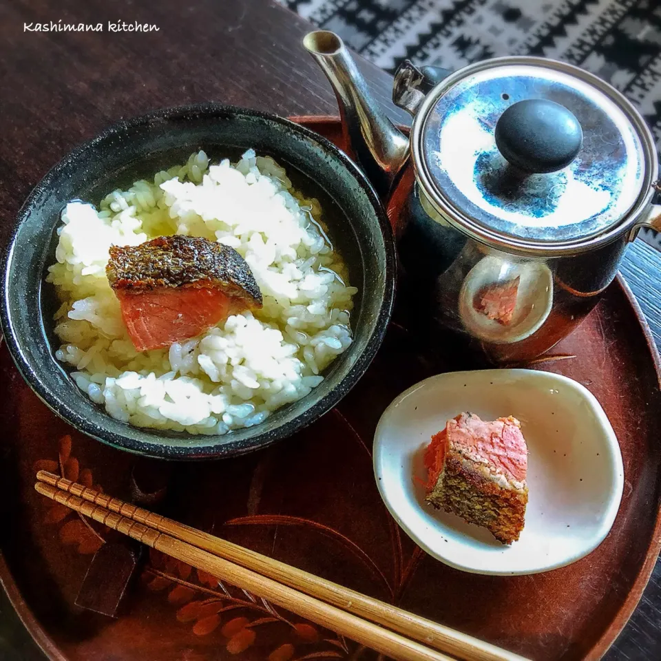 Snapdishの料理写真:今日の私の朝ご飯は、極辛紅鮭のお茶漬け🍚
ご飯に極辛紅鮭を乗っけて熱々の濃い緑茶をかけて食べる...あ～幸せ～🙏😋|Kashimanakitchenさん