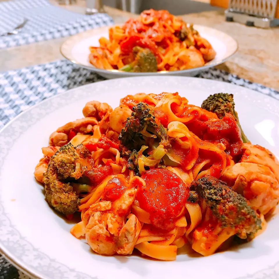 チキンとブロッコリーのトマトソースパスタ🥦🥫🍝|🍎ゆかりんご🍎さん