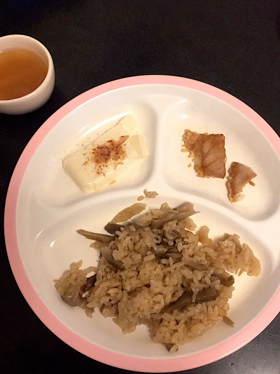 離乳食 夜
・とりごぼうの炊き込みご飯
・マグロの唐揚げ
・冷奴
・大根のお味噌汁
・りんご(写真なし)|ぺろたんさん