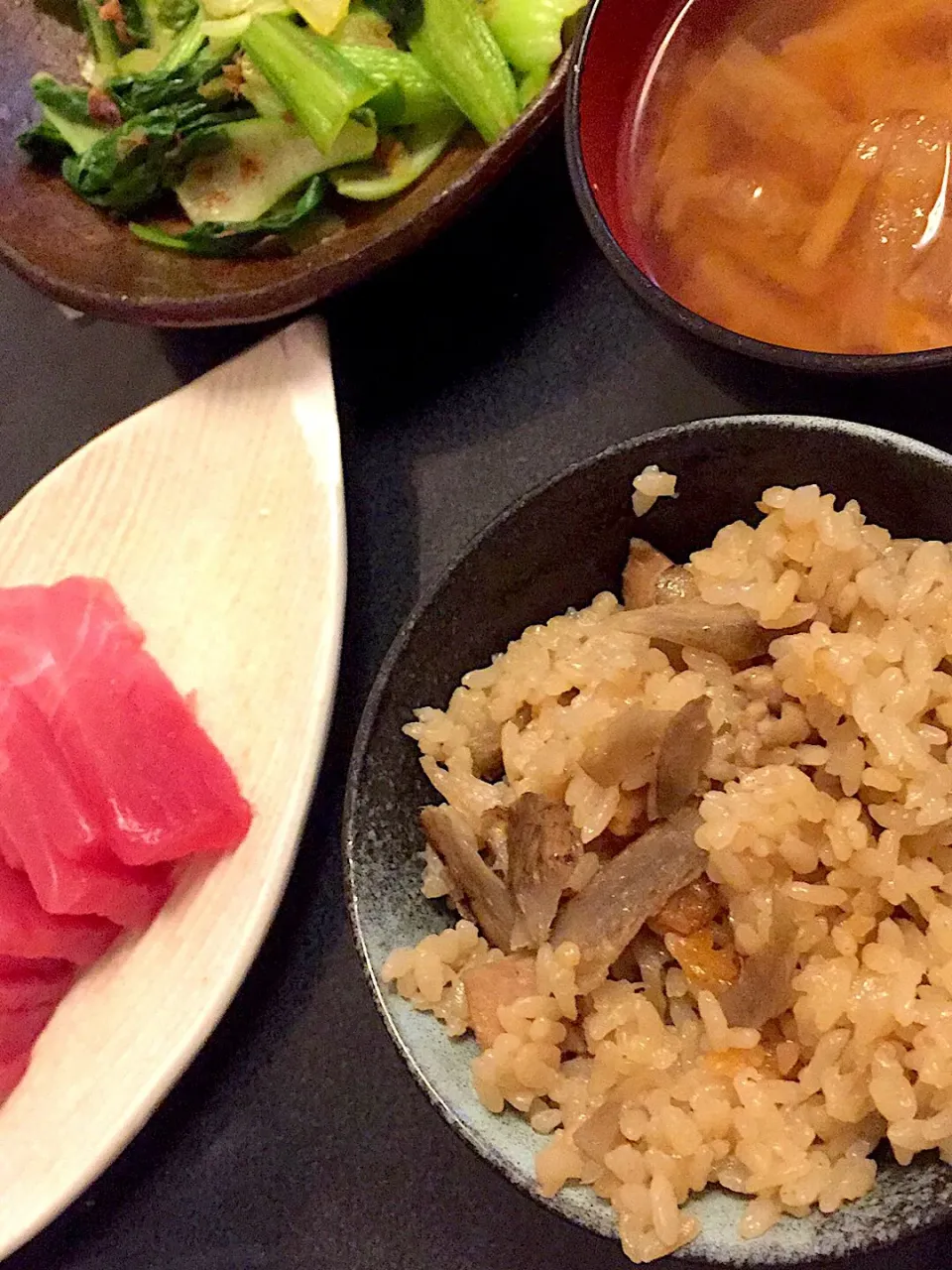 鶏ごぼうの炊き込みご飯 & 中トロのお刺身 & チンゲンサイの炒め物 & 大根と油揚げのお味噌汁|ぺろたんさん