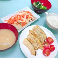 Snapdishの料理写真:18.01.06  #dinner 
（ menu ）
#まっしろごはん 
#鯵の南蛮漬け
#かぼちゃの天ぷら #ミニトマト
#小松菜としめじのお浸し
#大根と玉ねぎの味噌汁

#家庭料理  #一汁三菜 #配置は適当 #にんじん多すぎた|MOMOCHiNさん