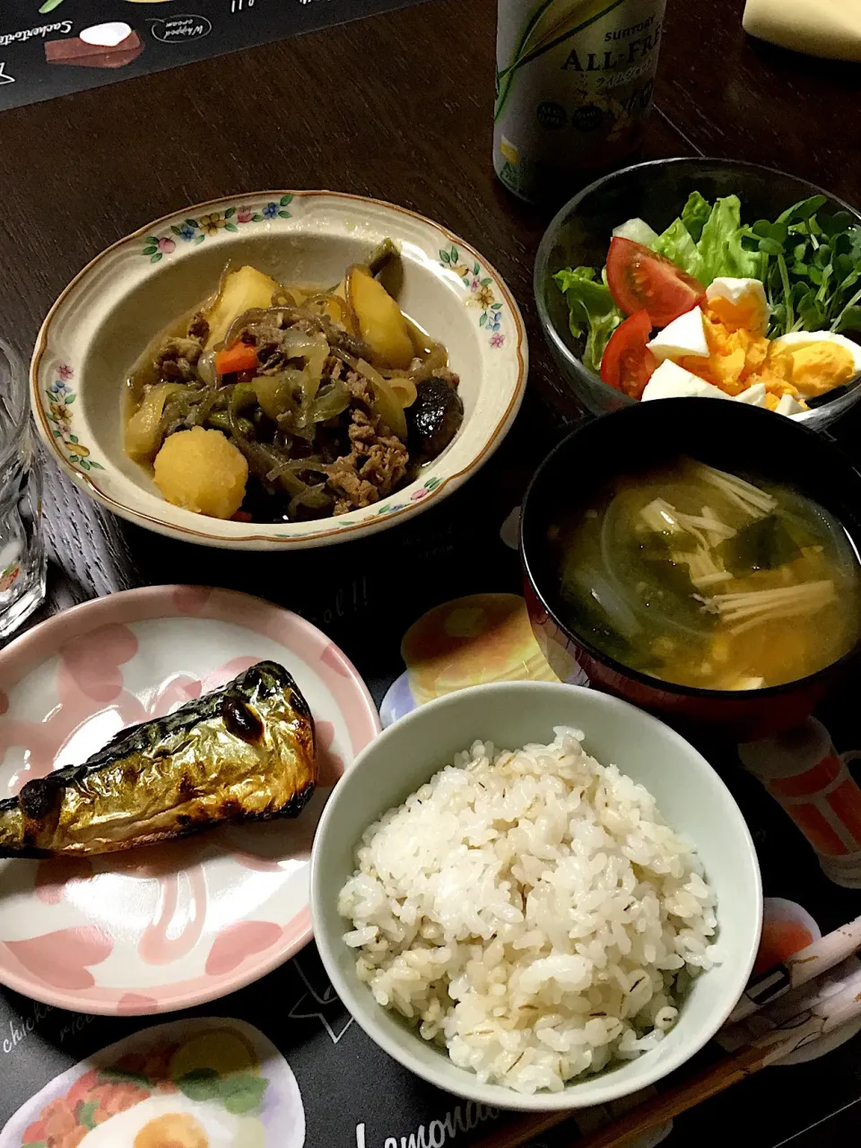 肉じゃが、塩サバ焼き、卵のサラダ、味噌汁(玉ねぎ、エノキ、ワカメ、豆腐)帰省中の息子のリクエスト料理(*^｡^*)|ライムさん